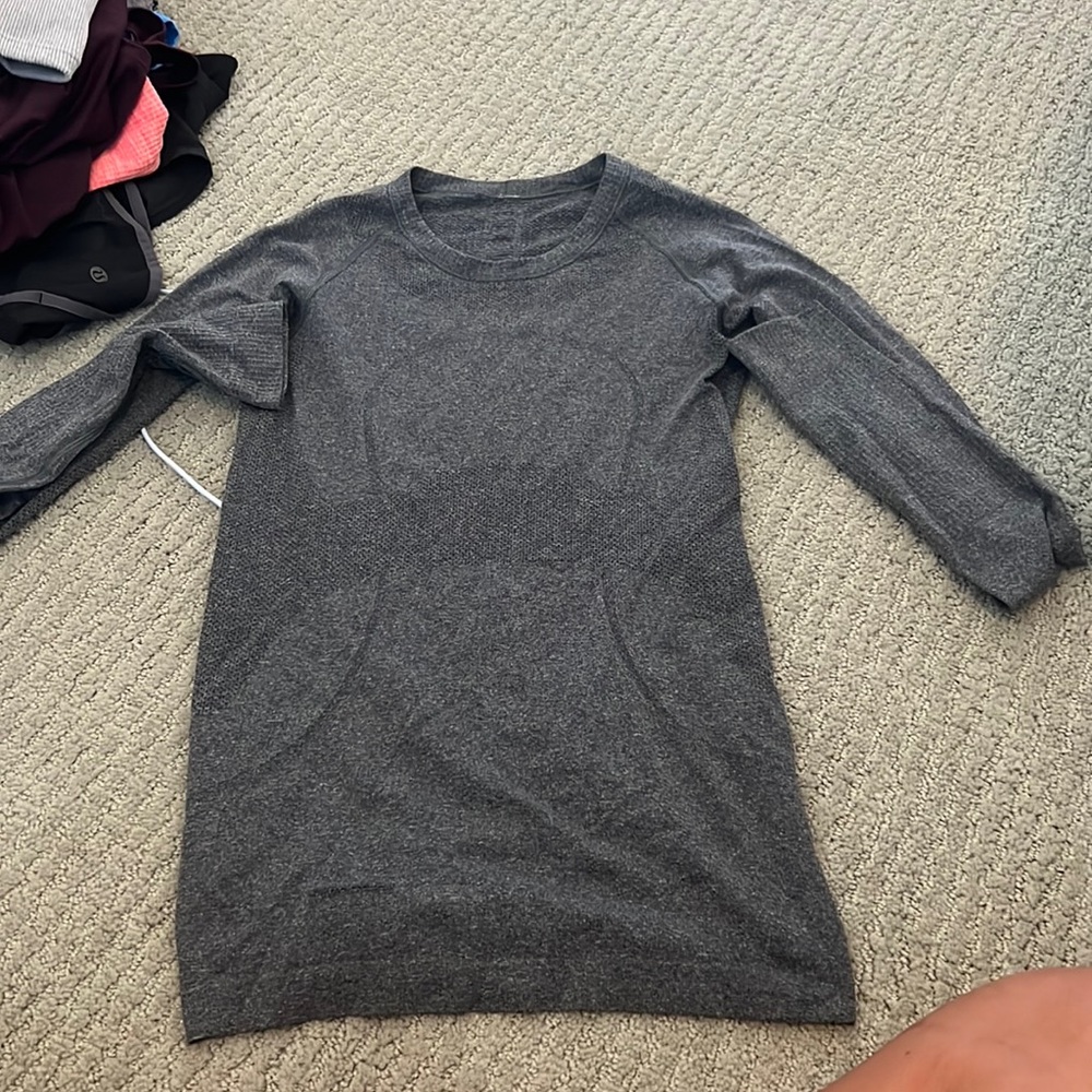 Size 6 long sleeve Lulu shirt